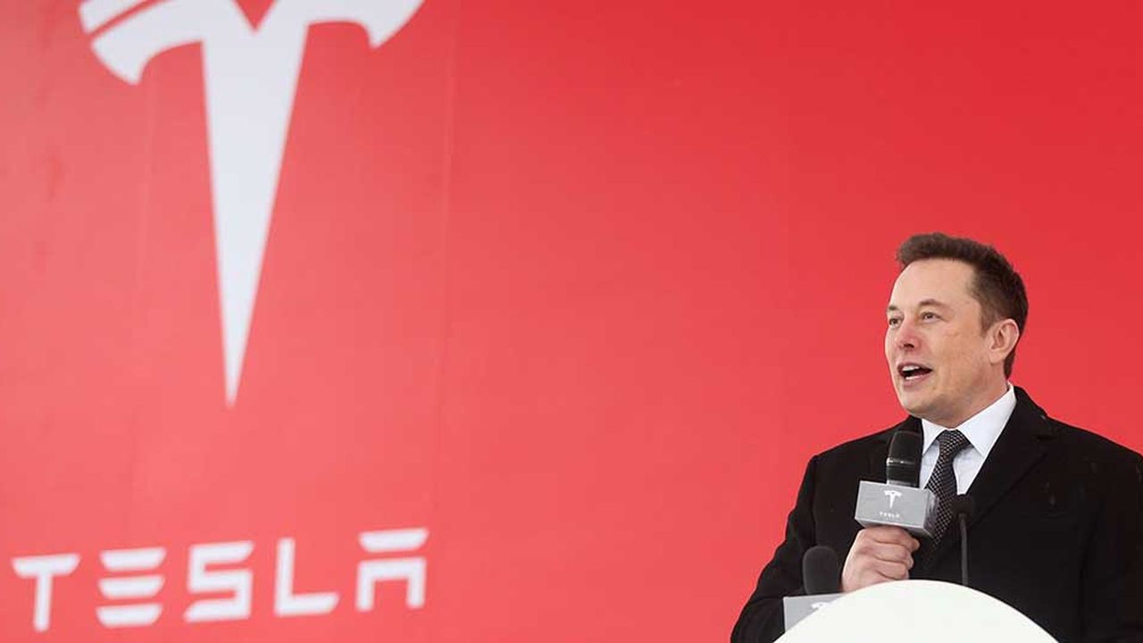 Le PDG de Tesla, Elon Musk, considère les condensateurs comme l'avenir des batteries pour les véhicules électriques