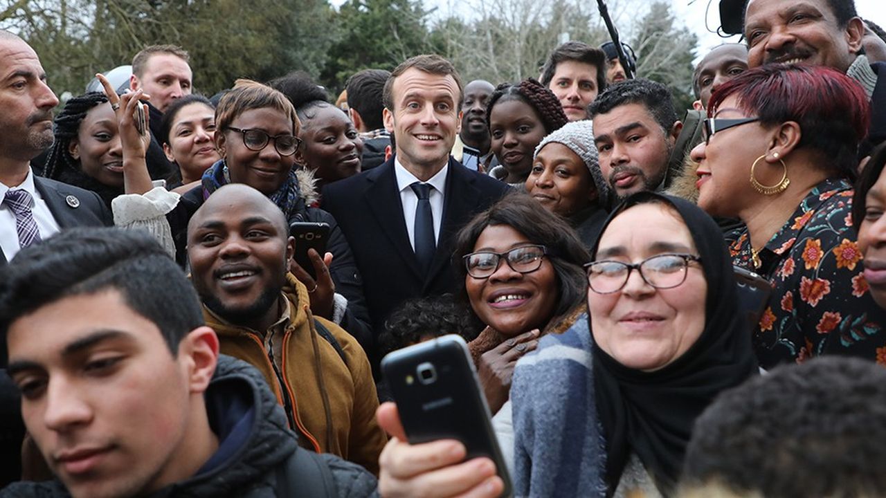 Emmanuel Macron a effectué ce lundi une visite surprise dans les locaux d'une association, suivie d'un bain de foule, une habitude devenue rare depuis le début de la crise des « gilets jaunes », avant d'ouvrir son premier débat avec des maires de banlieue à Evry.