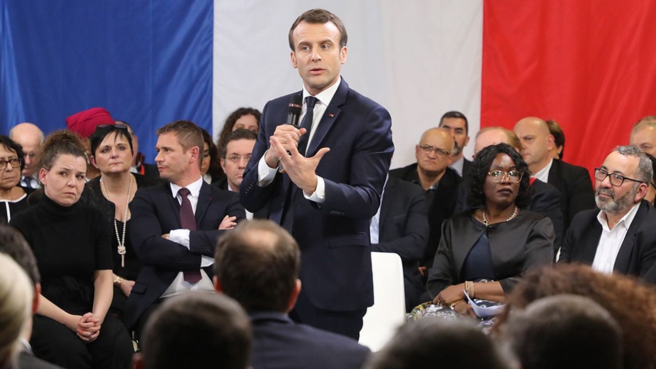 Des maires et des parlementaires d'Ile-de-France autour d'Emmanuel Macron lors du débat public ce lundi à Evry-Courcouronnes, dans l'Essonne.