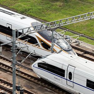Les derniers modèles de trains « Fuxing » (« Renaissance »), dont l'un mesure 415 mètres, peuvent accueillir jusqu'à 1.200 passagers et monter à 350 kilomètres/heure.