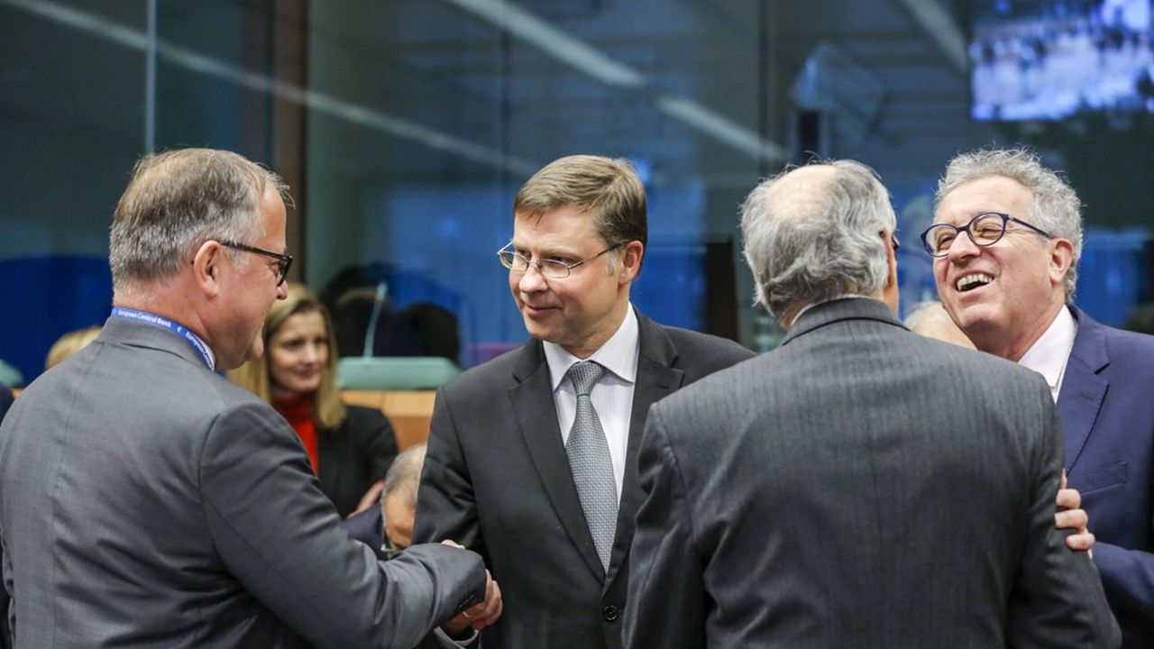 L'Eurogroupe se réunit une fois par mois (ici, de gauche à droite et de face : le vice-président de la Commission européenne Valdis Dombrovskis et le ministre des Finances du Luxembourg, Pierre Gramegna).