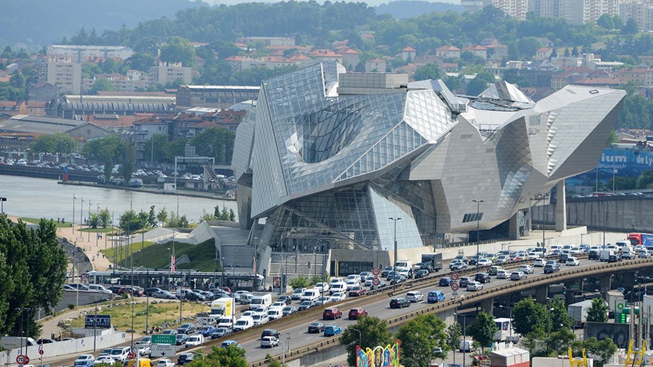 La Métropole de Lyon a décidé, après concertation avec des élus, artisans, transporteurs et logisticiens, chefs d'entreprise du bâtiment, d'accélérer le déploiement d'une zone à faibles émissions (ZFE).