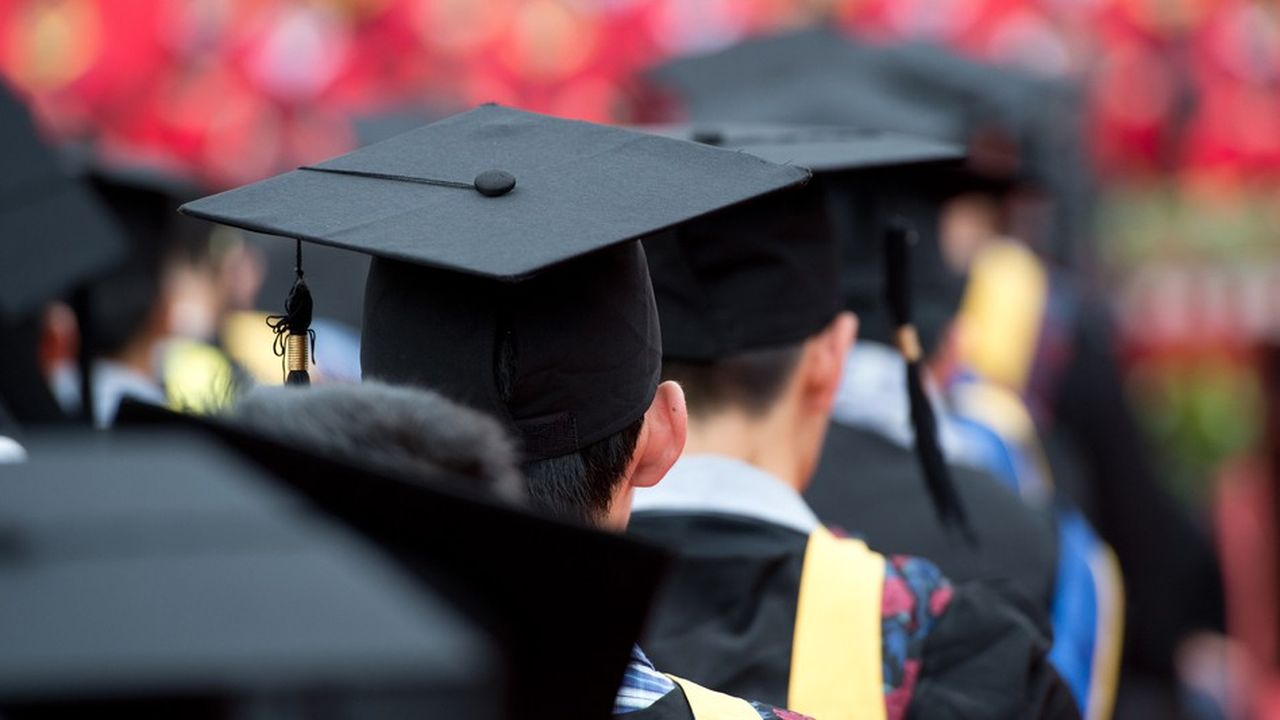 Les personnes issues de minorités et diplômées d'un MBA gagnent en moyenne 16 % de moins que leurs pairs blancs à la sortie de leurs études