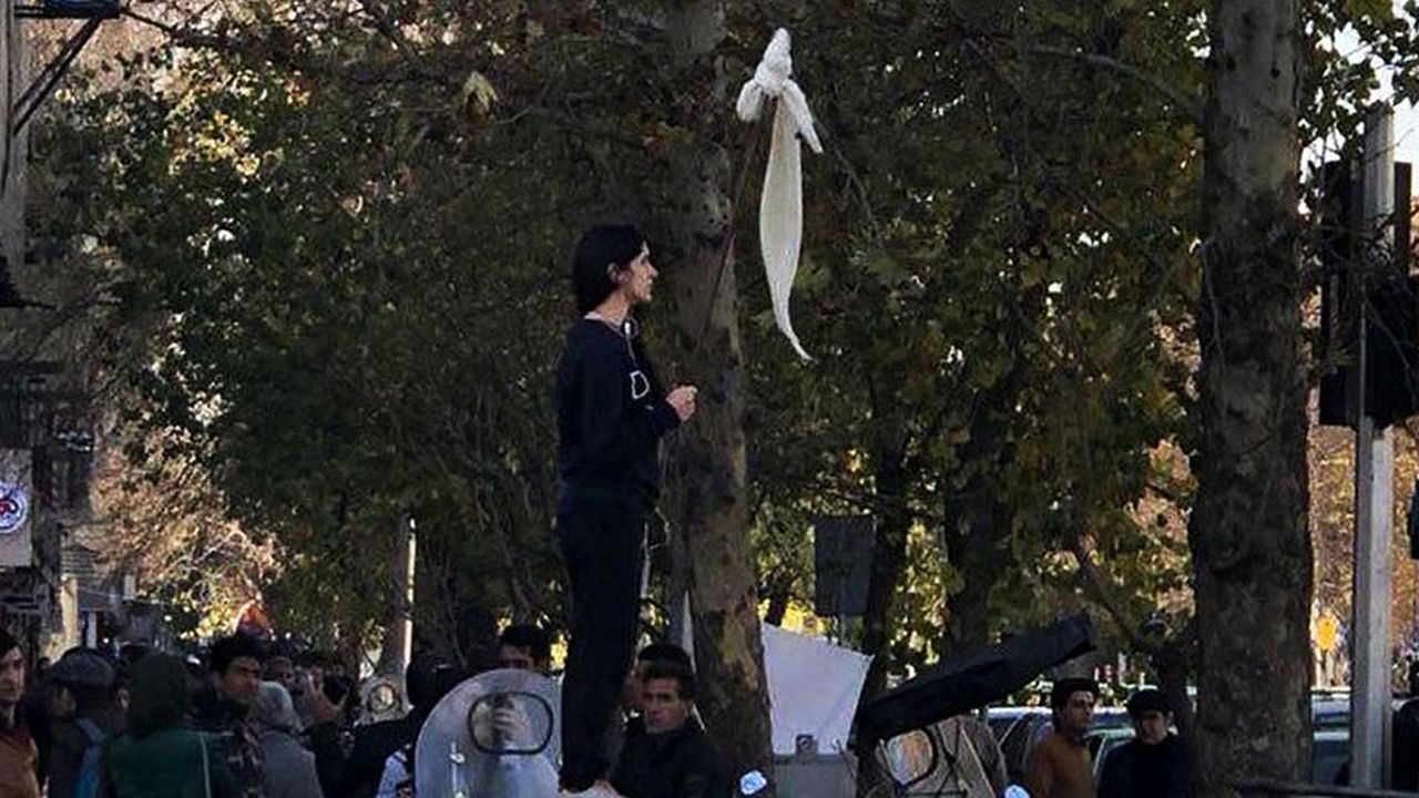 L'Iranienne Vida Movahed a été condamée à un mois de prison pour avoir ôté publiquement son voile blanc à un carrefour de Téhéran en décembre 2017.