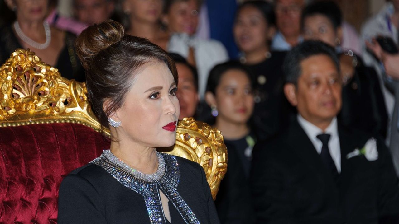 Jamais dans l'histoire moderne de la Thaïlande un membre de la famille royale n'avait mis directement un pied dans l'arène politique