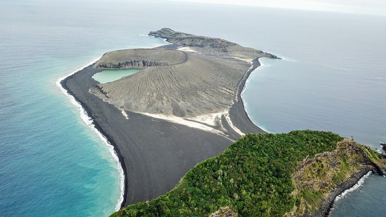 L'île apparue en 2015 vue d'un drone de la SEA Association