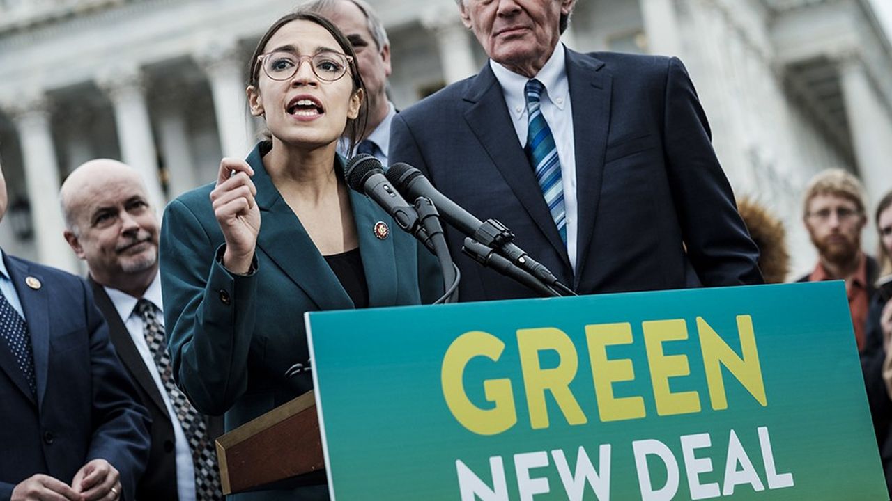 Alexandria Ocasio-Cortez et Ed Markey, à l'origine du « green new deal » qui placerait les Etats-Unis en première ligne de la lutte contre le réchauffement climatique.