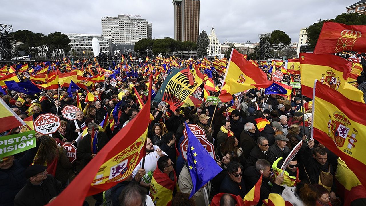 Les manifestants des partis allant du centre-droit à l'extrême droite brandissaient dimanche les drapeaux espagnols pour conspuer le gouvernement socialiste accusé de brader l'unité du pays aux indépendantistes catalans.