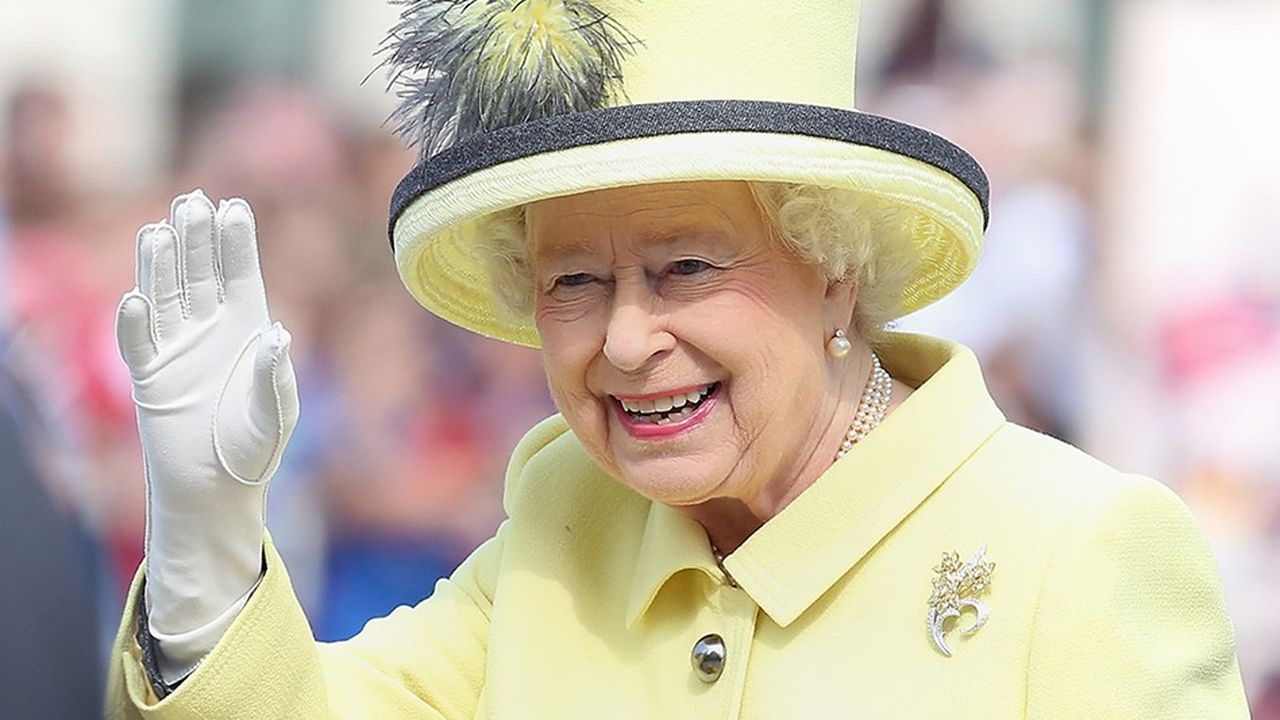 Elizabeth II peut-elle sauver l'Angleterre du chaos ? En jaune canari, en juin 2015, elle saluait la foule près de la porte de Brandenbourg à Berlin. Pas sûr que cela soit suffisant pour calmer le jeu au Royaume-Uni.