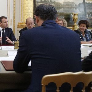 Alors que la taxe carbone est remise sur le devant de la scène par la majorité, Emmanuel Macron a dit lors du Conseil des ministres qu'une « hausse de la fiscalité » n'est pas la réponse à la « colère ».