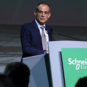 Le PDG de Schneider Electric lance un nouveau plan de rachat d'action de 1,5 à 2 milliards d'euros dans les trois ans qui viennent.
