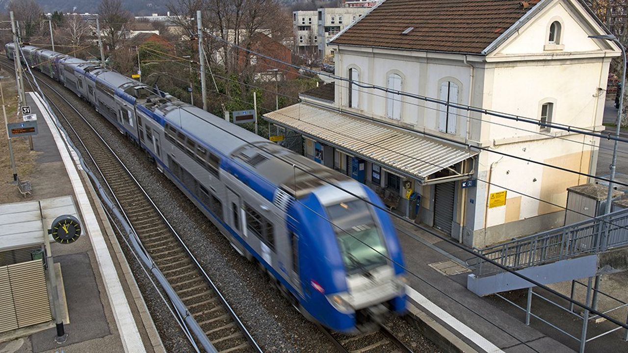 Le nombre de guichets en gare va continuer à diminuer, comme ici en Rhône-Alpes. En contrepartie, de nouveaux outils de vente vont être déployés « pour être là où est le client », explique Franck Lacroix, le patron de l'activité TER.