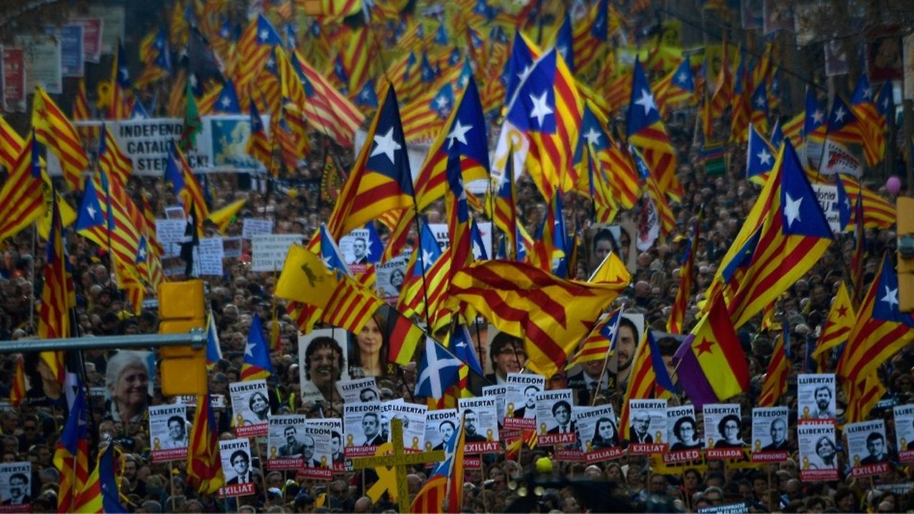 Les manifestants brandissaient le drapeau séparatiste catalan bleu, rouge et jaune, ainsi que des pancartes : « Liberté pour les prisonniers politiques »
