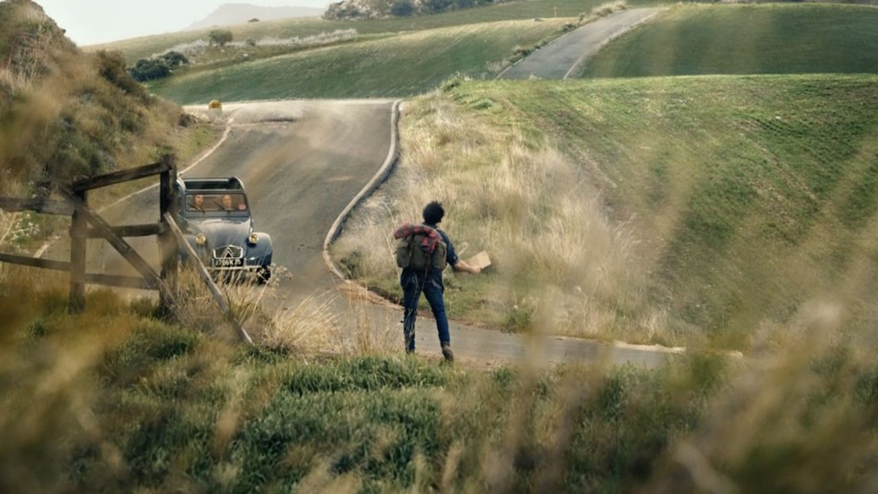 Depuis le début de l'année, Citroën et l'agence Traction BETC diffusent un film de 2 minutes, où un auto-stoppeur épris de liberté, voyage à travers les époques à bord des voitures mythiques de Citroën.