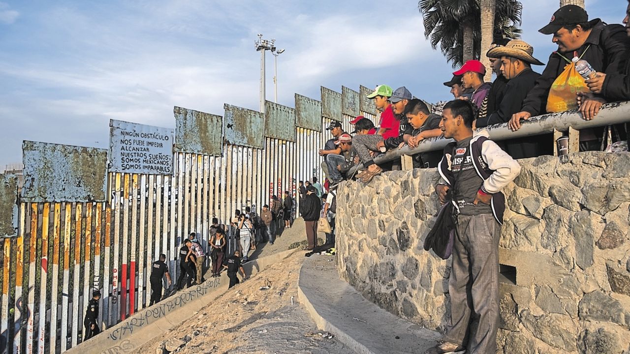 Почему мексиканцы бегут. Мексикано американская граница Тихуана. Бордер на границе Мексики. Стена на границе Мексики и США бетонная. Тихуана Мексика стена.