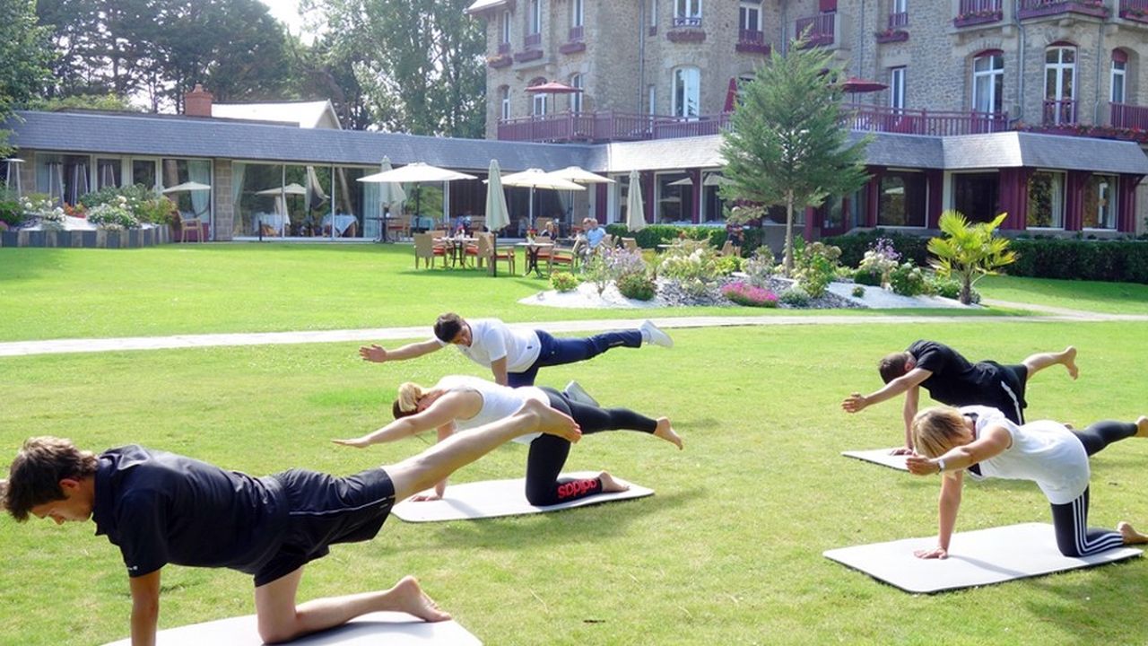 Cours de pilates dans les jardins de l'hôtel Barrière de La Baule.
