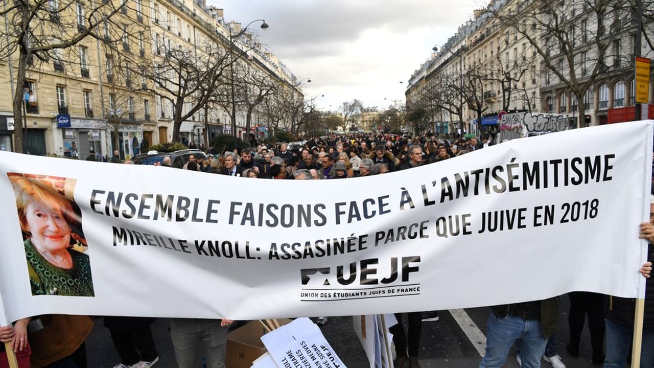 A la manifestation en hommage à Mireille Knoll, 30.000 personnes selon les organisateurs ont défilé dans une 'marche blanche' à Paris.