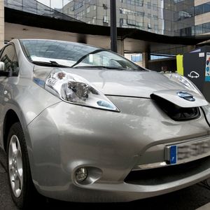 La Nissan Leaf, ici en charge sur une borne Sodetrel (groupe EDF), à Grenoble, doit sa popularité au marché européen