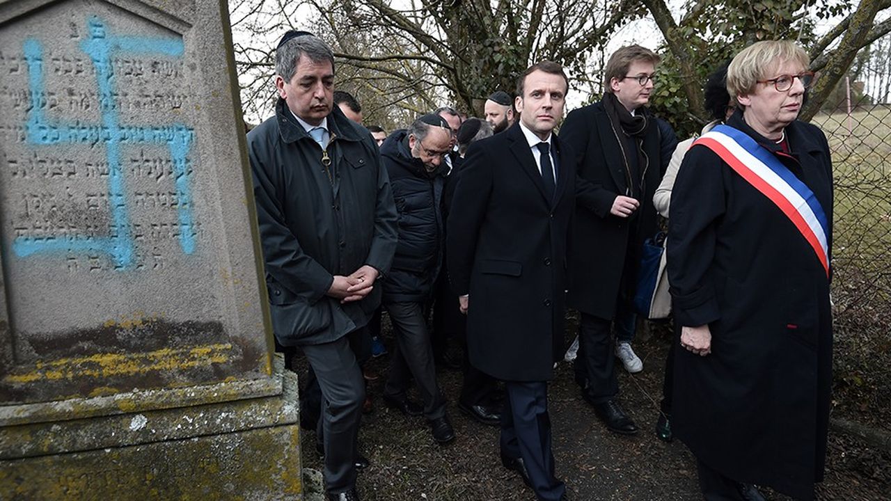 Emmanuel Macron s'est rendu au cimetière juif de Quatzenheim, en Alsace, profané dans la nuit.