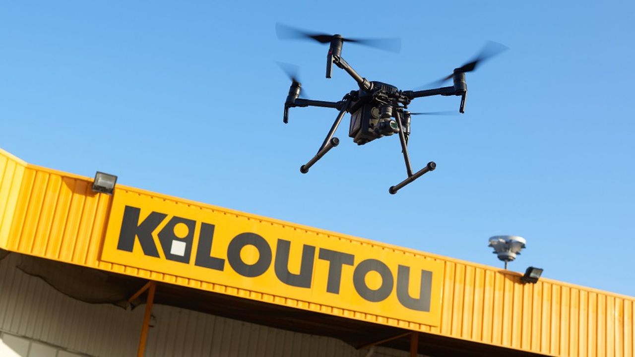 Pour inspecter l'état du toit d'un immeuble, louer un drone pour une demi-journée avec son télé-pilote revient en moyenne à 500 euros. Kiloutou lance cette offre en partenariat avec la jeune pousse IVA Drones.
