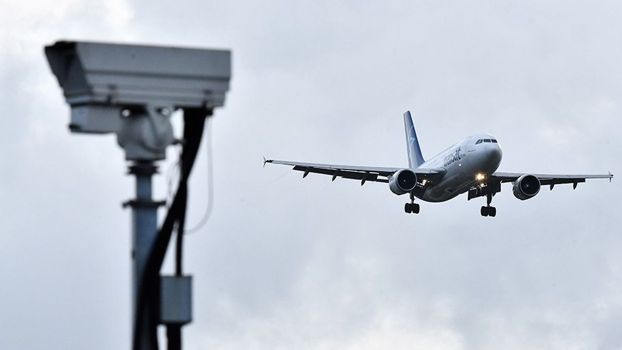 Toute personne utilisant un drone à proximité d'un aéroport « agit non seulement de façon irresponsable, mais aussi de manière criminelle et qu'elle pourra être emprisonnée », avertit le ministère britannique des Transports