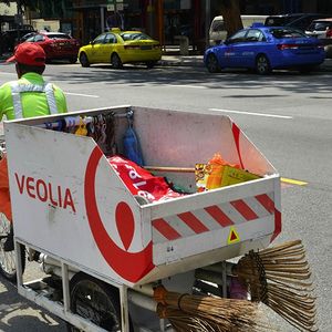 En Asie, Veolia a réalisé l'an dernier un chiffre d'affaires en croissance de 17 %, à 1,7 milliard d'euros. Il va créer une usine de recyclage de plastique en Chine, qui constituera une première pour lui dans ce pays où il est déjà présent dans l'eau et les déchets.