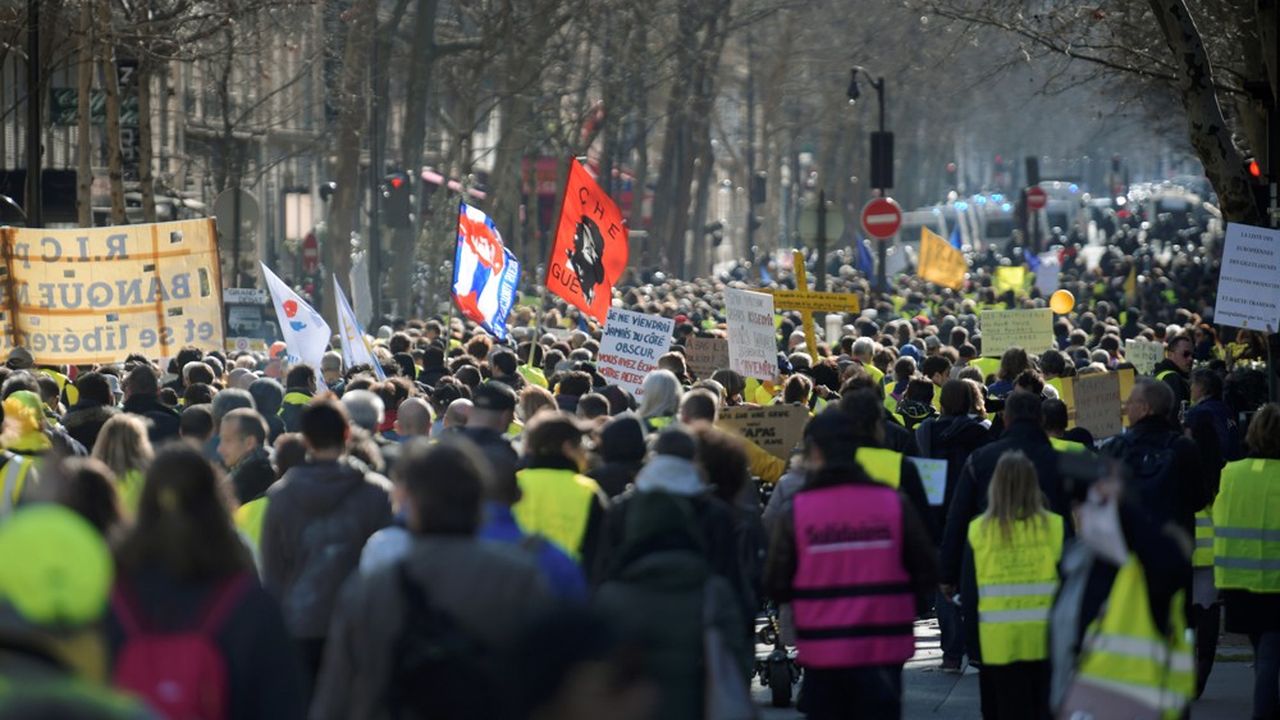 Dans la capitale, les « gilets jaunes » ont commencé à partir de midi à descendre dans le calme les Champs-Elysées, point névralgique de la mobilisation parisienne chaque week-end.
