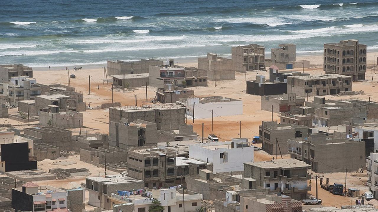 Construction d'un nouveau quartier en bord de mer à Dakar.