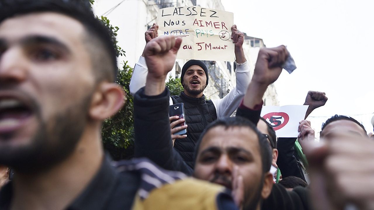 Dimanche, les Algériens ont continué leur mouvement de protestation contre un cinquième mandat du président Abdelaziz Bouteflika en dépit de tirs de grenades lacrymogènes des forces de l'ordre. Le vendredi 22 février 2019 a donné le signal d'un printemps en Algérie.