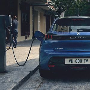 La version électrique de la nouvelle citadine de Peugeot sera dotée d'un moteur de 100 kW et d'une autonomie de 340 kilomètres WLTP.