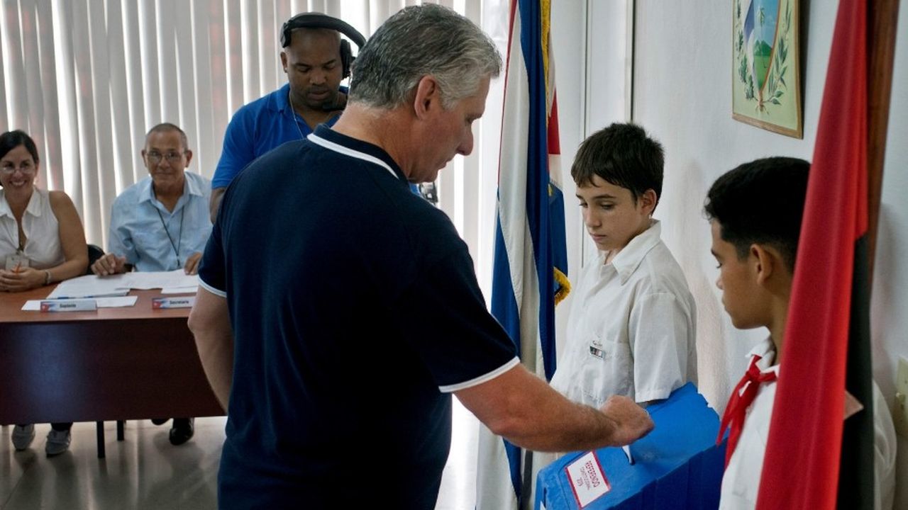 Le président cubain Miguel Diaz-Canel, fervent soutien de Nicolas Maduro, a voté à La Havane dimanche