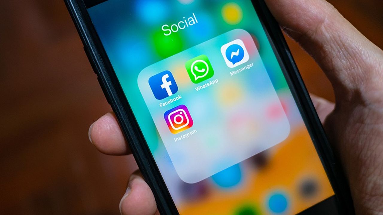Le 21 décembre 2018, Bloomberg a révélé que Facebook préparait le lancement imminent de son « Facebook coin » sur WhatsApp.