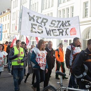 Depuis lundi, de Hambourg à Munich, en passant par Düsseldorf et Berlin, plusieurs milliers de salariés des länder armés de pancartes et de sifflets manifestent chaque jour dans toute l'Allemagne à l'appel du syndicat Verdi.