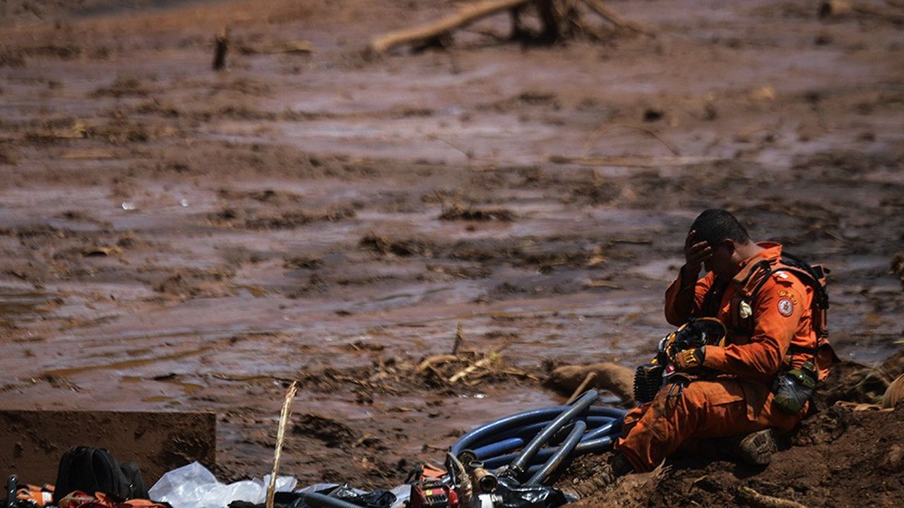 Un secouriste à la recherche de victimes après l'effondrement d'un barrage d'une mine de fer au Brésil le 28 janvier 2019. L'accident a probablement fait plus de 300 morts.