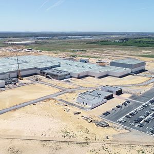 Pour vendre davantage de voitures hors d'Europe, Carlos Tavares compte entre autres sur la future usine PSA de Kenitra, au Maroc, qui atteindra sa pleine capacité, 200.000 voitures à l'année, en 2020.