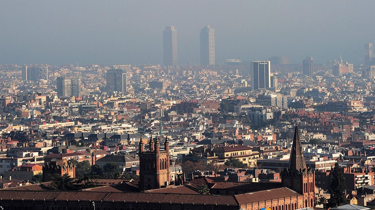 Barcelone sous un ciel plombé par la pollution. Depuis 2013, le phénomène du réchauffement climatique n'a fait que s'aggraver en Espagne.