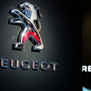 Les stands de Peugeot et Renault au Mondial Paris Motor Show en 2016. 
