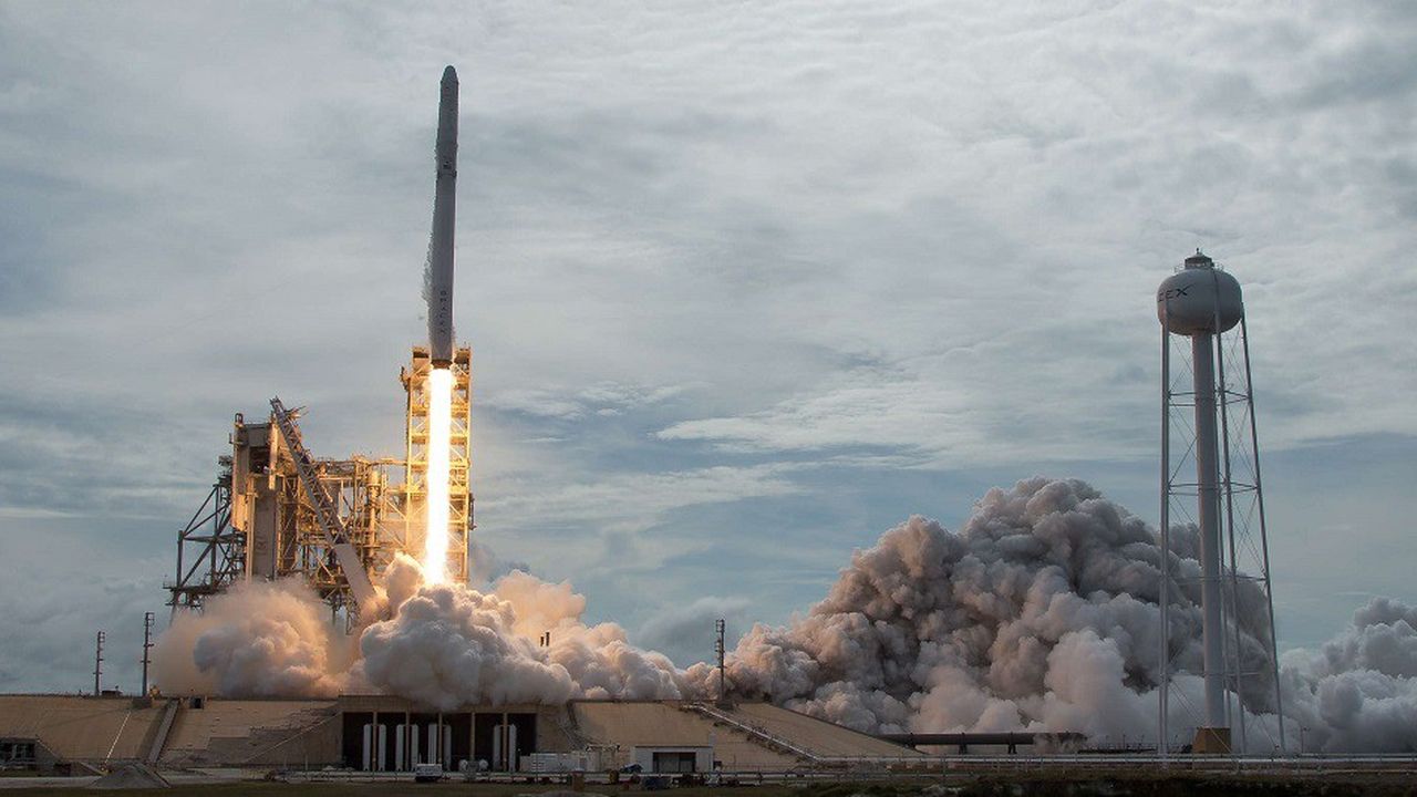 La fusée Falcon 9 de SpaceX lancée depuis le Kennedy Space Center de Cap Canaveral, en Floride.