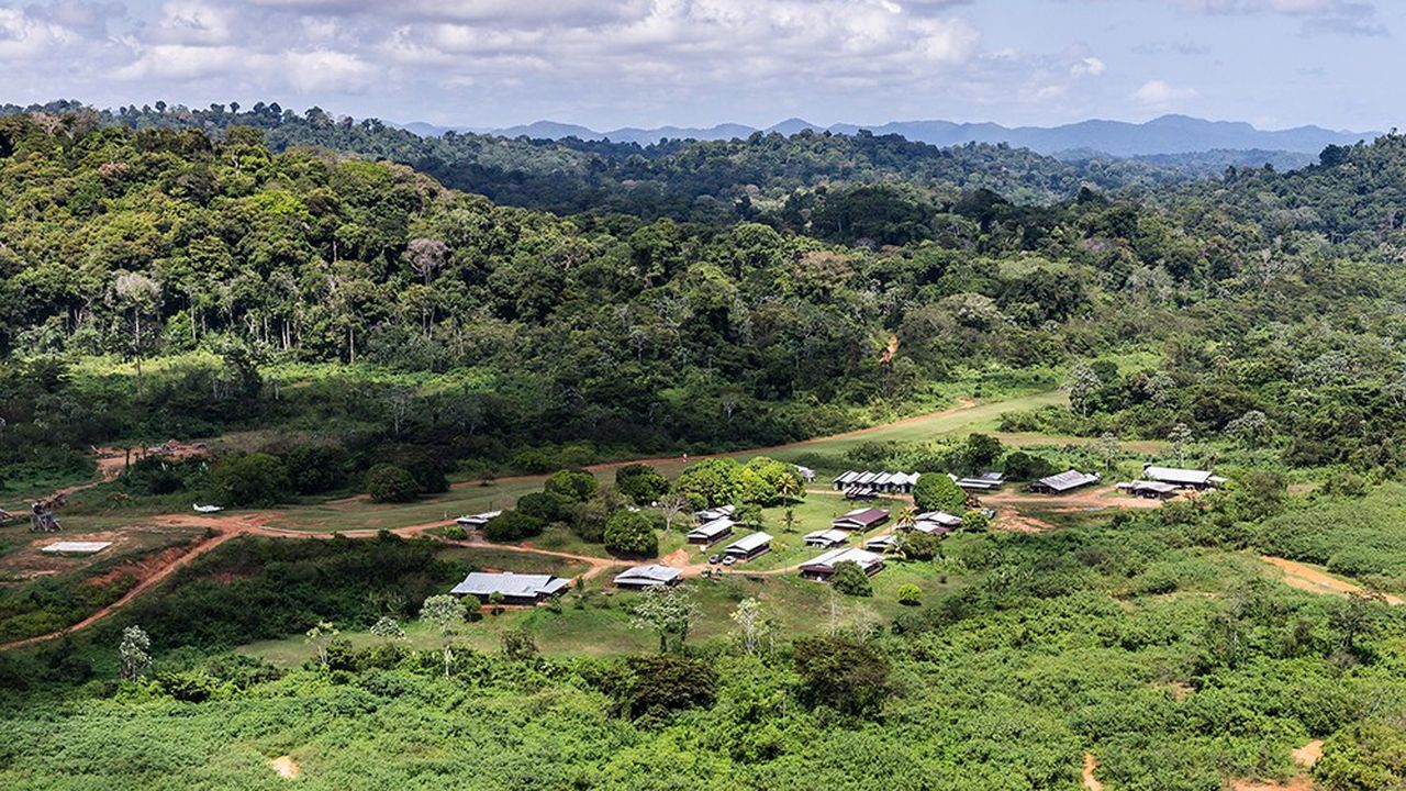 Vue aérienne du camp de base du projet Montagne d'or en Guyane.