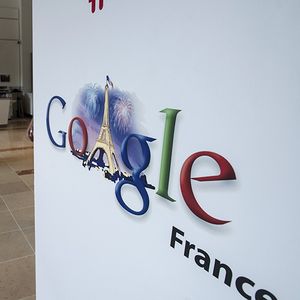 Google, Apple, Facebook et Amazon paient peu d'impôt sur les sociétés en France et, avec cette taxe sur le chiffre d'affaires, le gouvernement espère toucher 500 millions d'euros par an à partir de 2020.