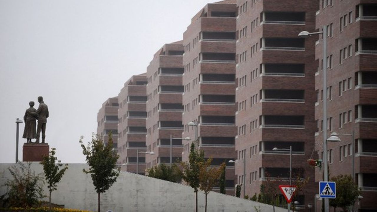 Située à une quarantaine de kilomètres au sud de Madrid, la promotion immobilière inachevée d'El Quiñon, à Seseña, reste le symbole de tous les excès de la bulle dont l'explosion, en 2007, a provoqué une crise sans précédent en Espagne.