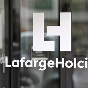 Le siège de LafargeHolcim rue des Belles-Feuilles à Paris (l'ex-siège de Lafarge), a fermé en février 2019, au terme d'un plan social qui a vu partir 92 collaborateurs français. La centaine restante a déménagé en février dans les locaux de la filiale française du groupe à Clamart.