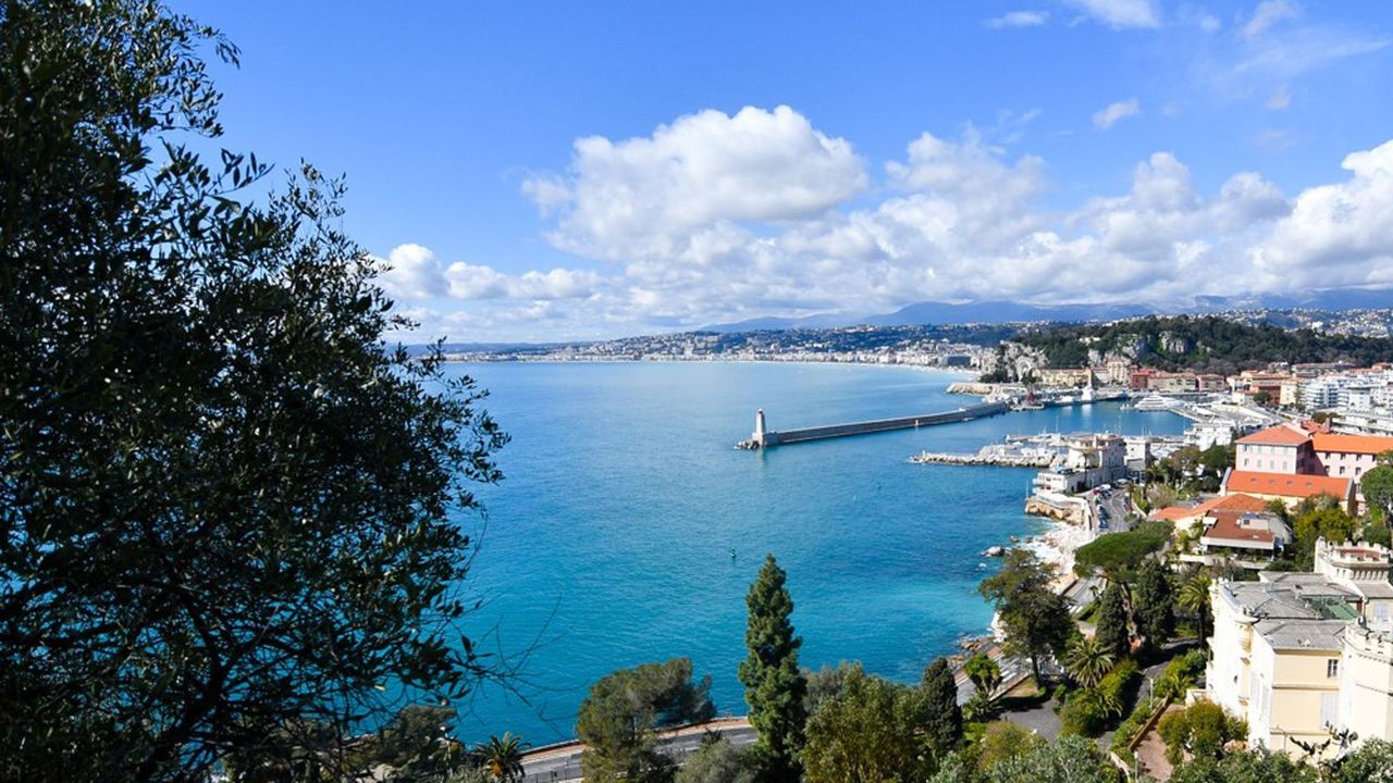 Le port de Nice et la promenade des Anglais.