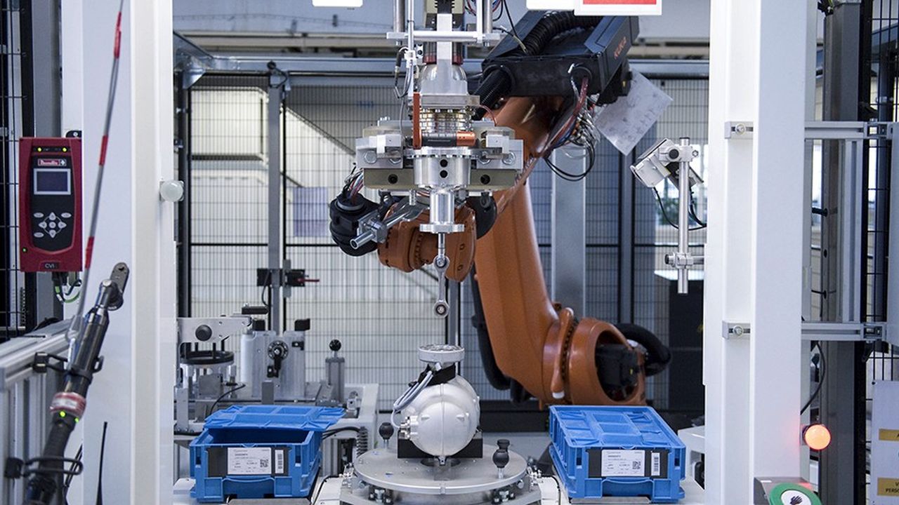 Pour séduire des petites entreprises françaises à la traîne de leurs voisins européens, Kuka a lancé un marché de l'occasion, avec des robots reconditionnés et certifiés, vendus 25 à 30 % moins chers.