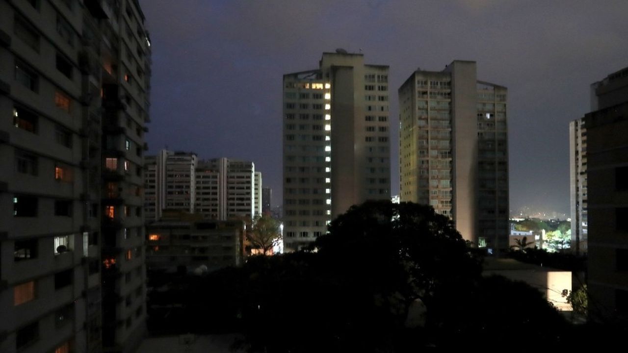 Hormis les bâtiments alimentés par générateur, Caracas a été totalement plongé dans l'obscurité jeudi