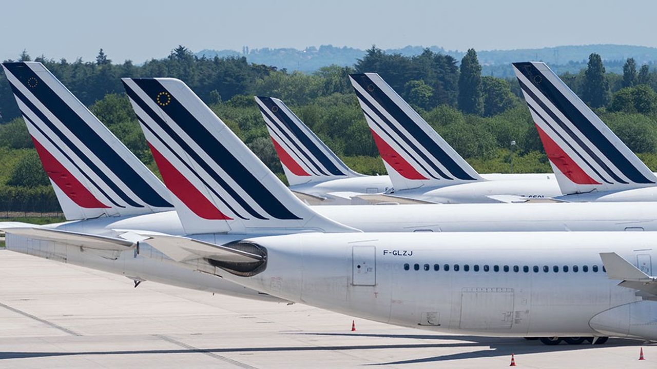 Les différences de performances entre Air France et KLM au sein du groupe Air France-KLM illustrent le handicap de compétitivité auquel sont soumises les compagnies aériennes françaises face à leurs homologues européennes.