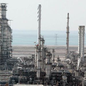 Le royaume wahhabite prévoit d'extraire « nettement moins » de 10 millions de barils par jour en mars comme en avril, a déclaré lundi un responsable saoudien cité par Bloomberg et Reuters.