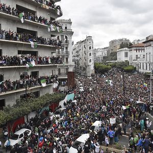 Les nombreux manifestants dans les villes algériennes réclament le départ de Bouteflika mais aussi la fin du régime.