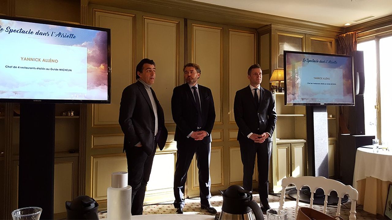 Le chef Yannick Alléno, le PDG de Compass France, Gaétan de L'Hermite, et le Président du Puy du Fou, Nicolas de Villiers, lors de la présentation de leur partenariat au Pavillon Ledoyen.