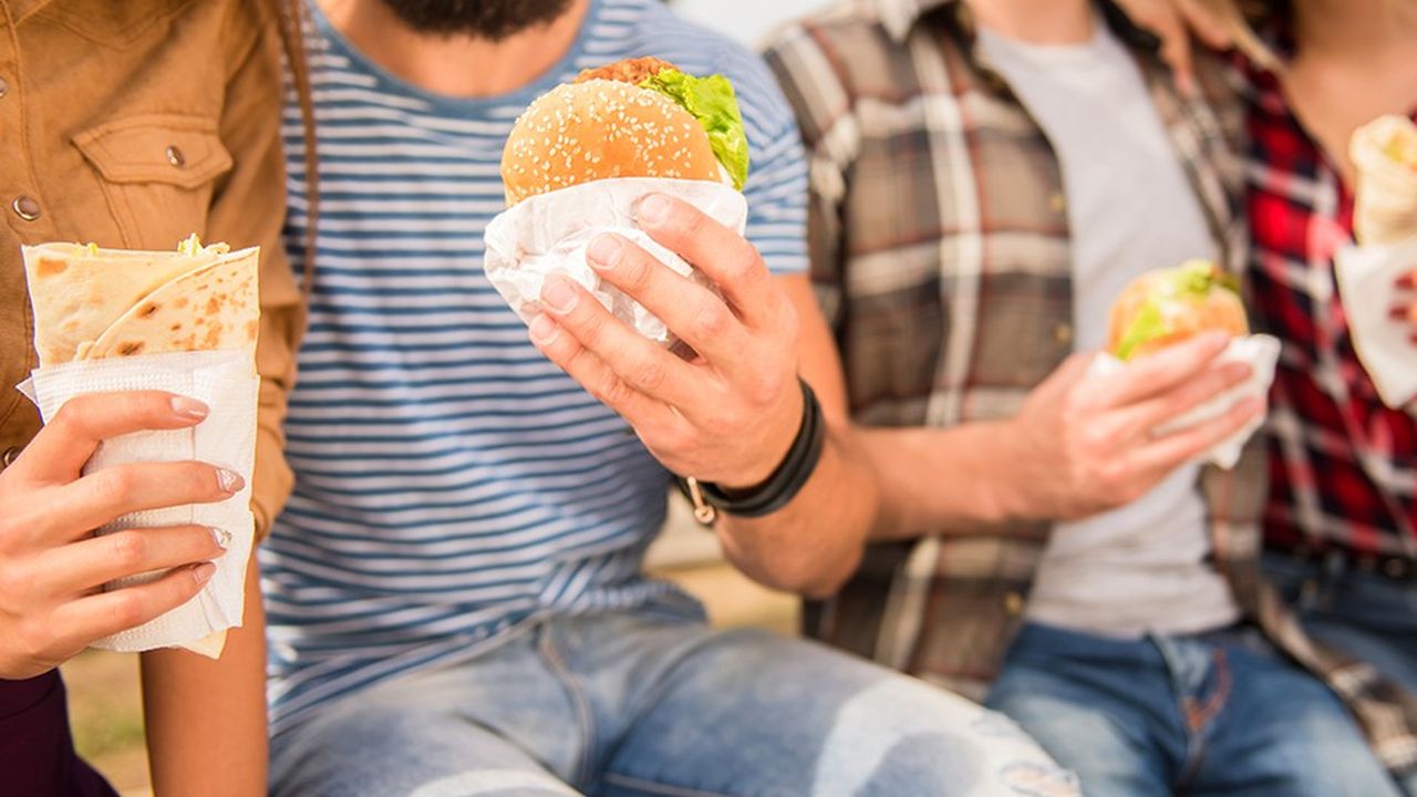 Selon une enquête du cabinet CHD Expert, 57 % des consommateurs interrogés ont fréquenté au moins une fois dans la semaine (week-end inclus) un lieu de type snacking, alors qu'ils ne sont que 20 % pour le dîner.